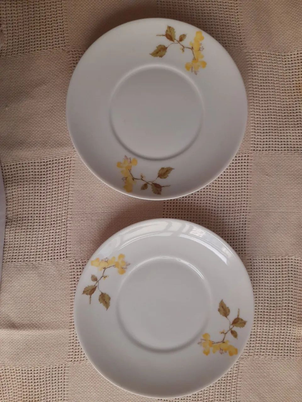 Xícaras de Porcelana com Detalhes Florais - Foto 3