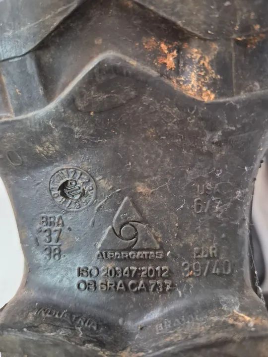 Dois pares de botas, numeração 42 e 37. - Foto 4