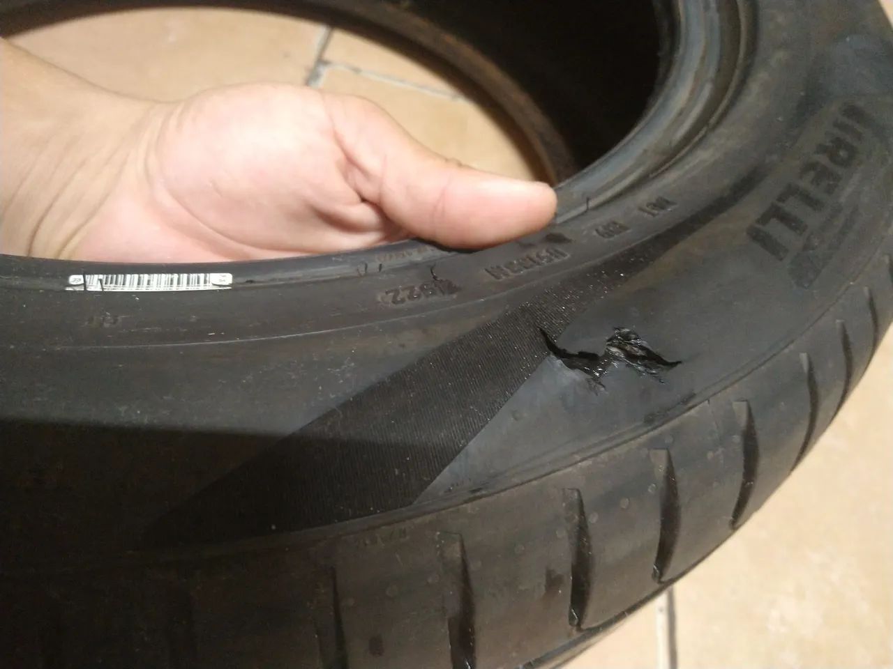 Vendo um pneu Pirelli Scorpion, 225/55 R18 semi novo, com uma pequena varia - Foto 6