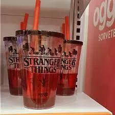 Copo Stranger Things c/ cartela de adesivos Oggi Sorvetes