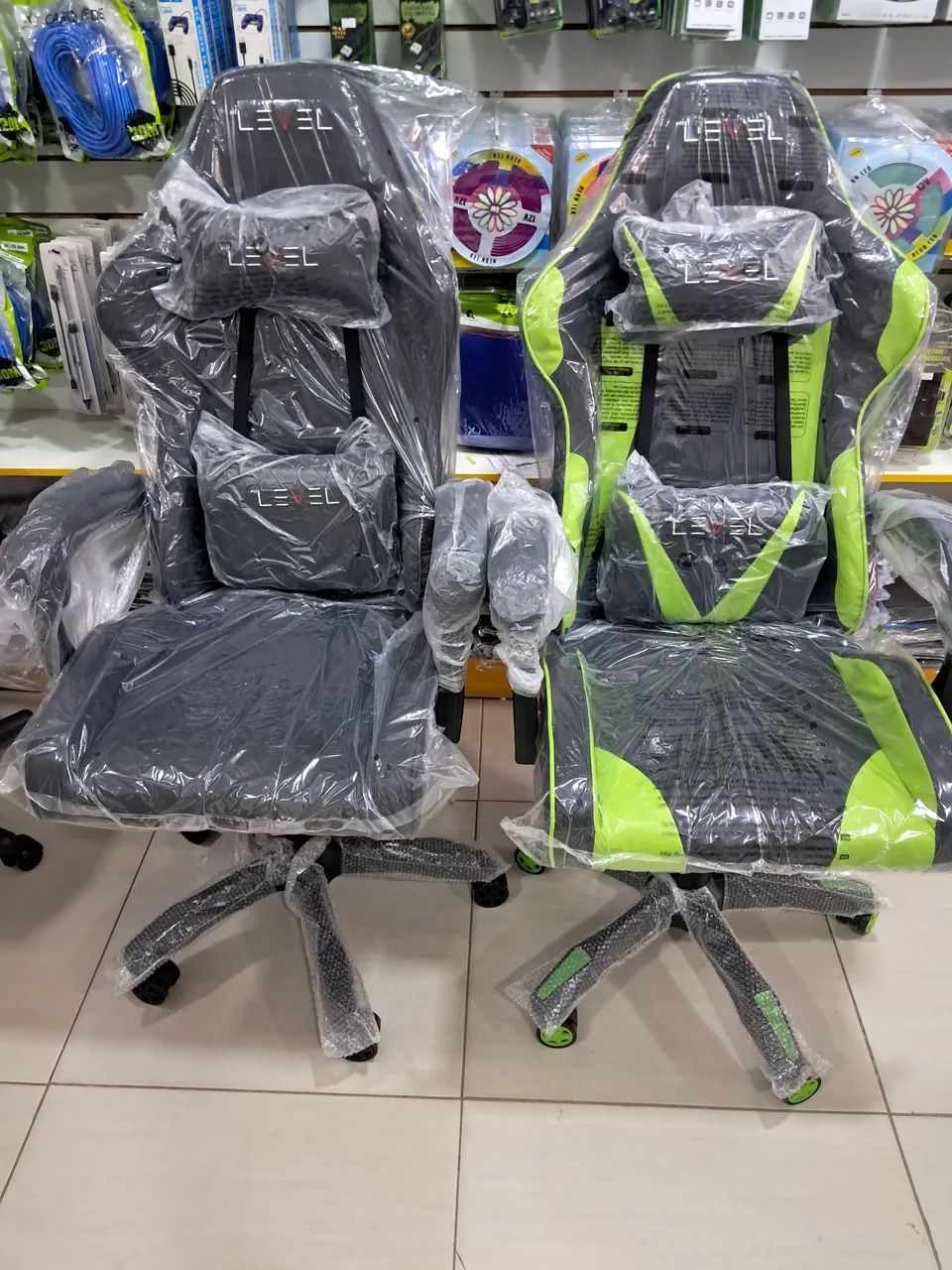 Cadeira Gamer com almofada nas costas e na cervical