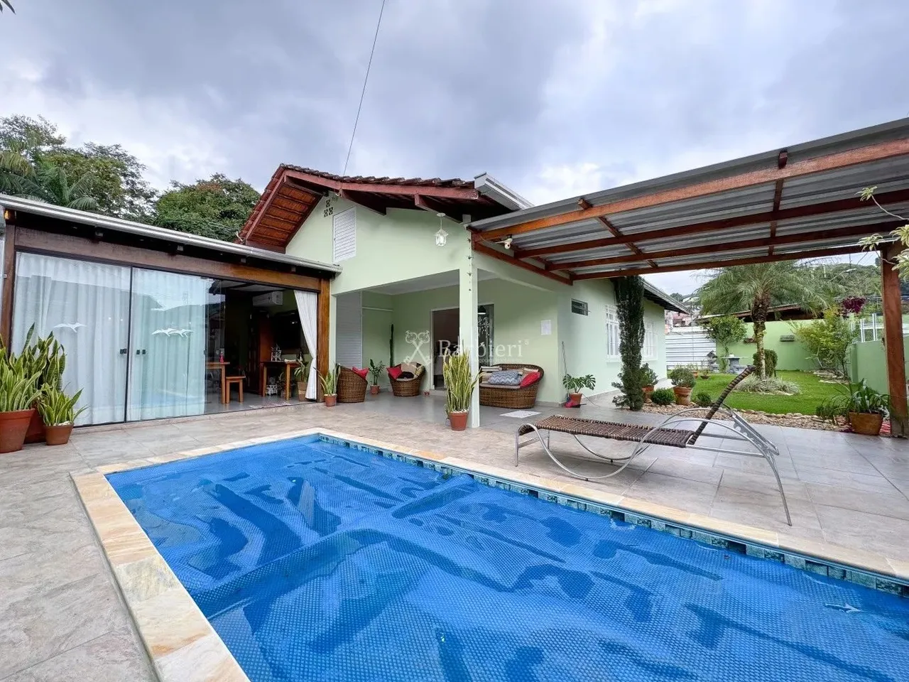 Casa mobiliada, 4quartos e 2 vagas no bairro Velha em Blumenau/SC