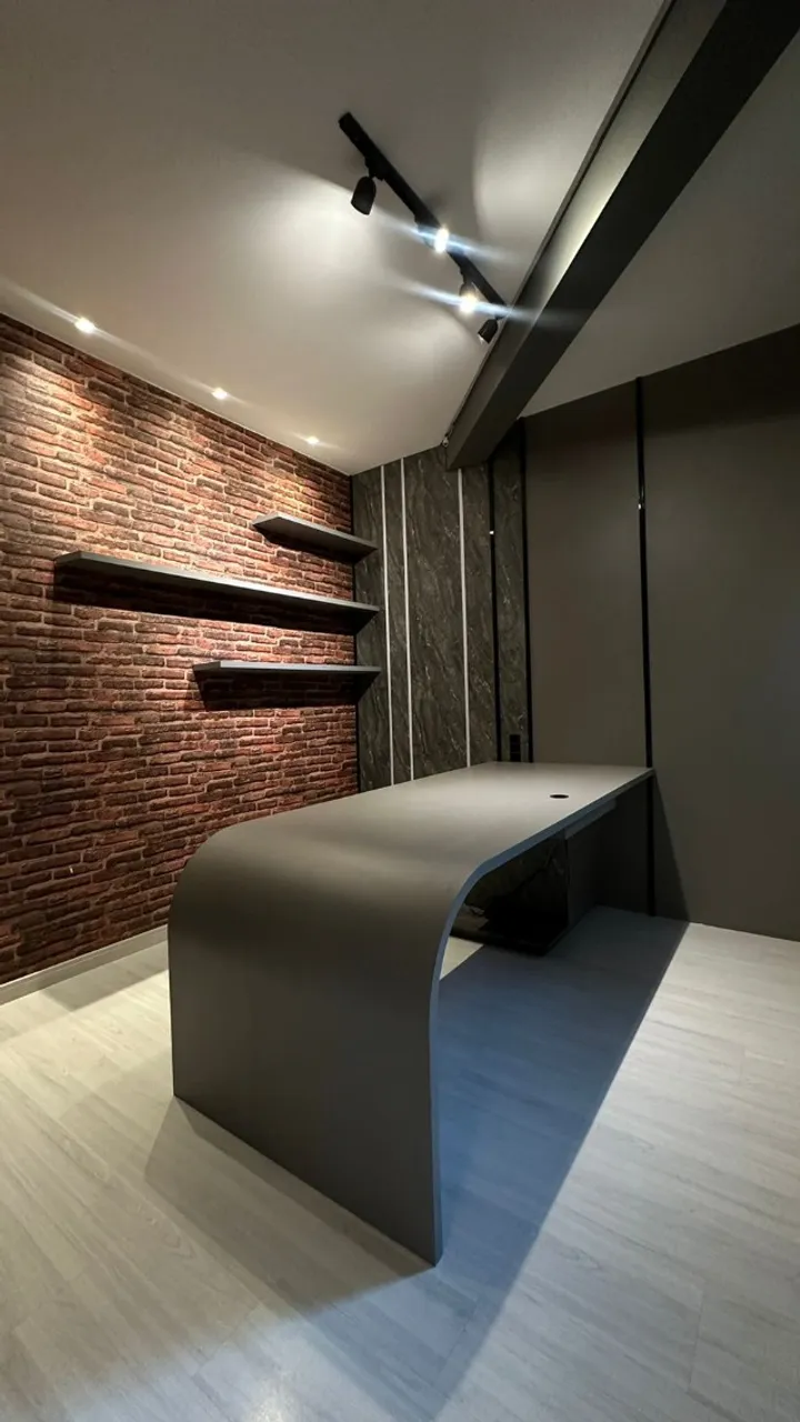 Escritório completo com mesa curva e acabamento premium