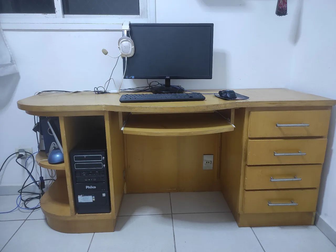 Escrivaninha de Madeira em Ótimo Estado - com Suporte para CPU e Teclado