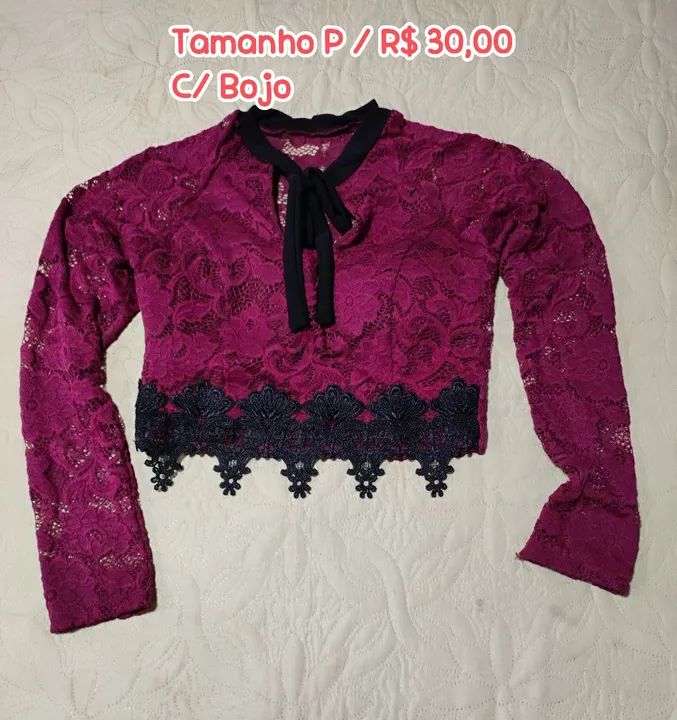 Blusa cropped, de renda, com bojo.