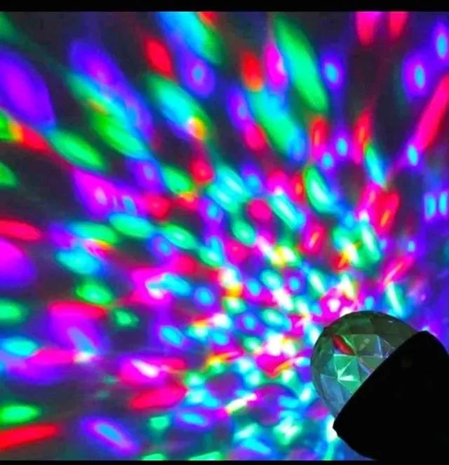 (Novas) Lampada Giratória, Jogo de Luz RGB, festa e decoração - Foto 3