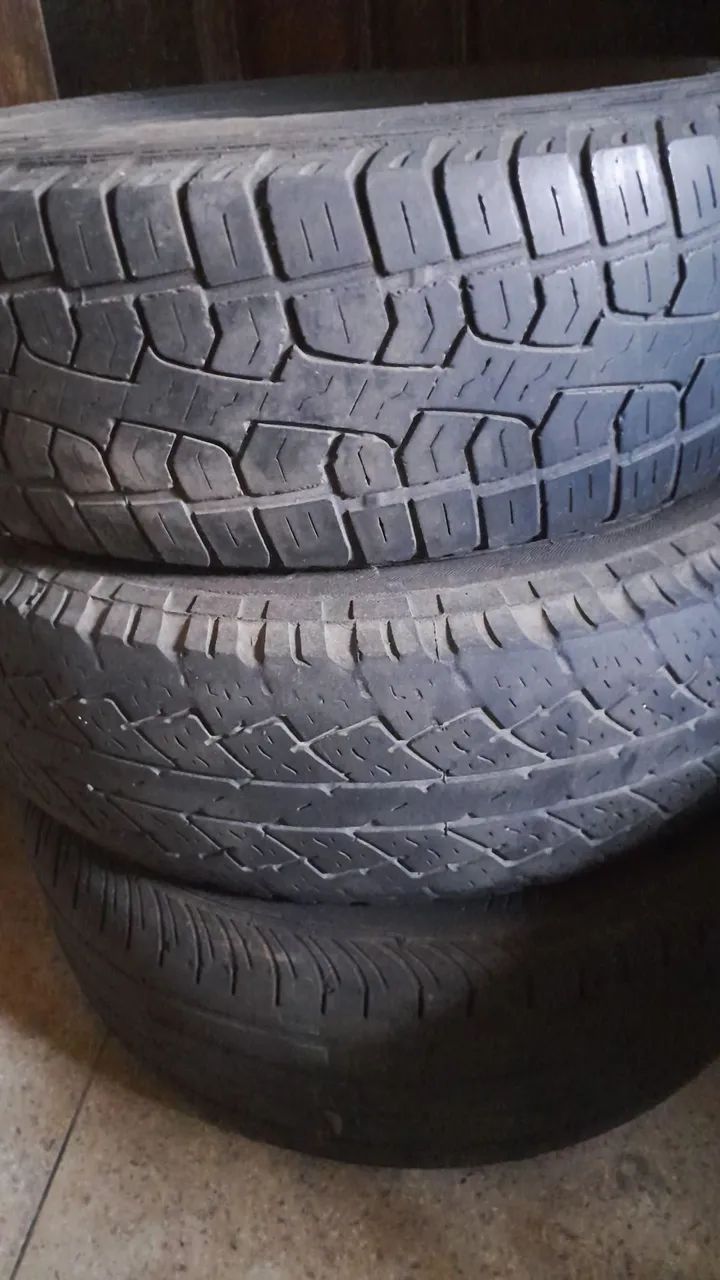 Vendo 05 pneus meia vida do meu veículo IDEIA ADVENTURE uzado por. dez  meses somente  .