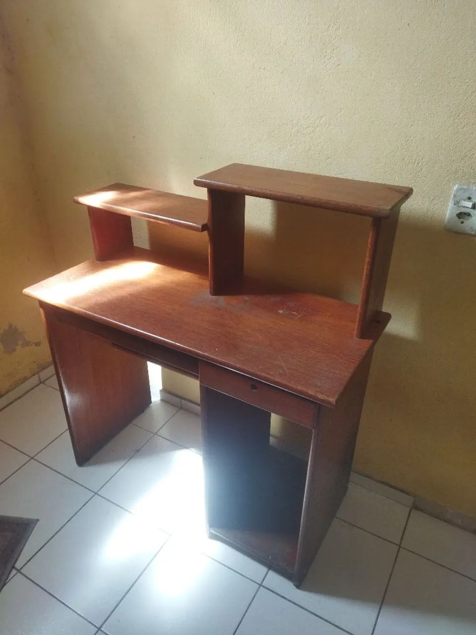 Escrivaninha de madeira