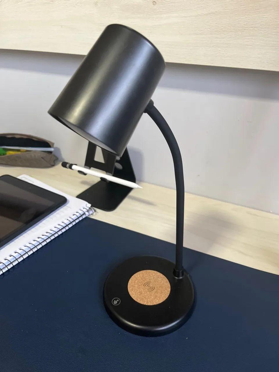 Luminária de mesa com carregador wireless