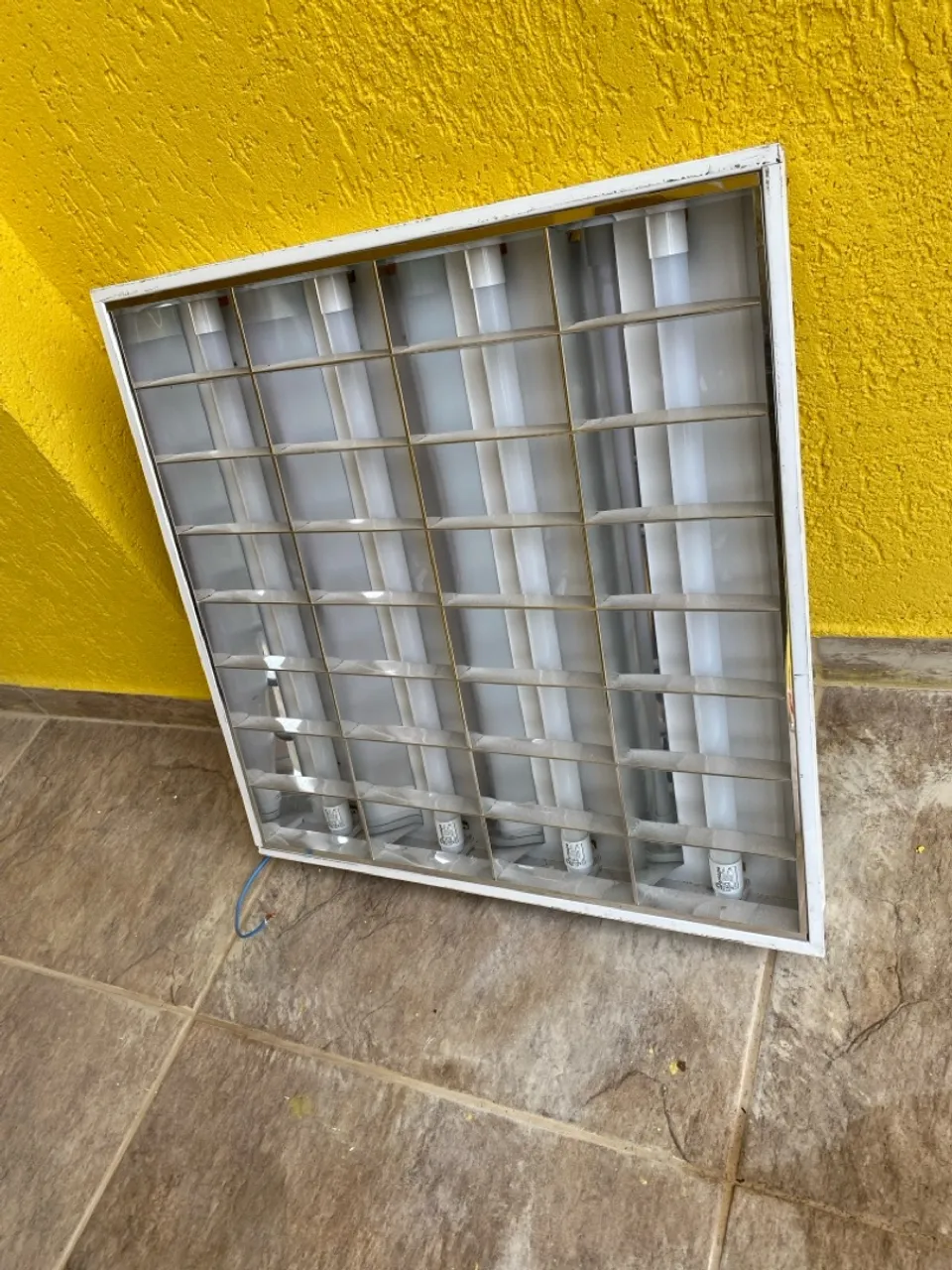 Luminária de Teto Quadrada com Lâmpadas Fluorescentes