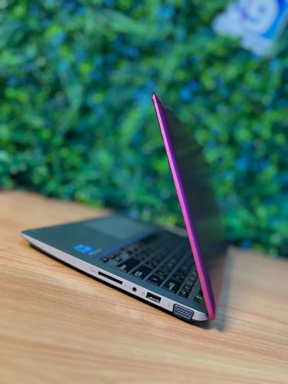 Notebook Asus X202E  Processador: i3- 3217U 1.8GHz - 3º geração  4GB DDR3  128GB SSD Placa