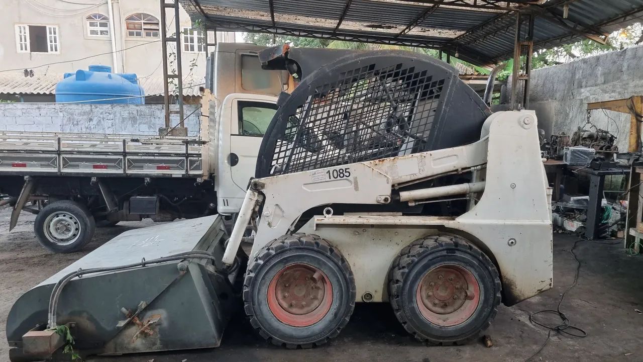Mini carregadeira Bobcat 1085 - mais vassoura recolhedora  - Foto 3