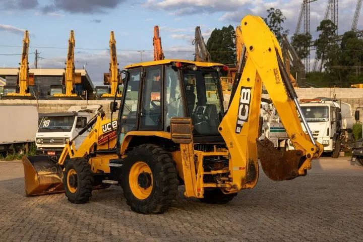 Retroescavadeira JCB 2020. - Foto 3