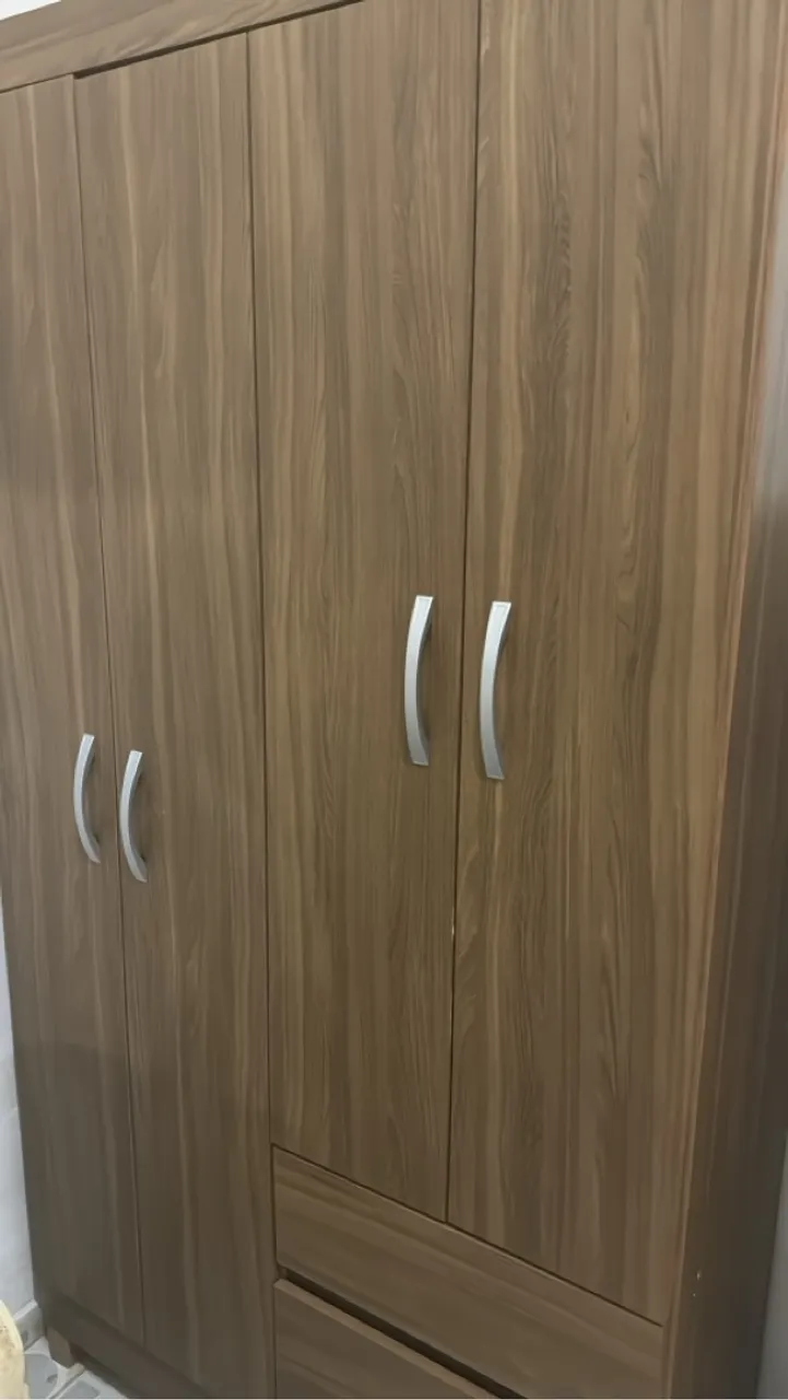 Guarda-roupa 4 portas e 2 gavetas