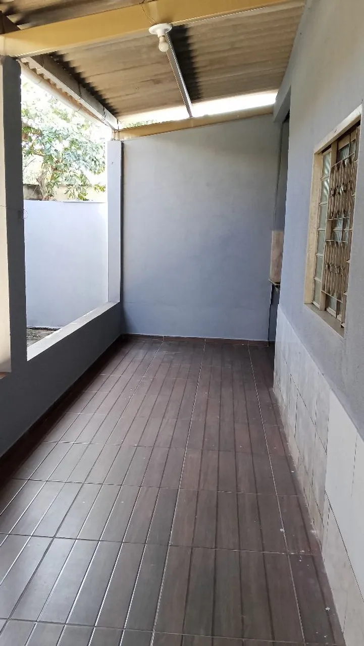 Aluga-se kitnet com 3 cômodos e area de serviço ampla