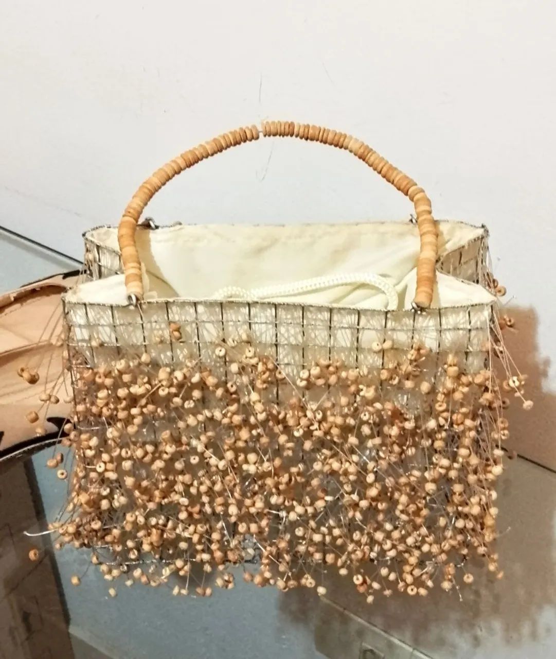 Bolsa artesanal com detalhes em bambu