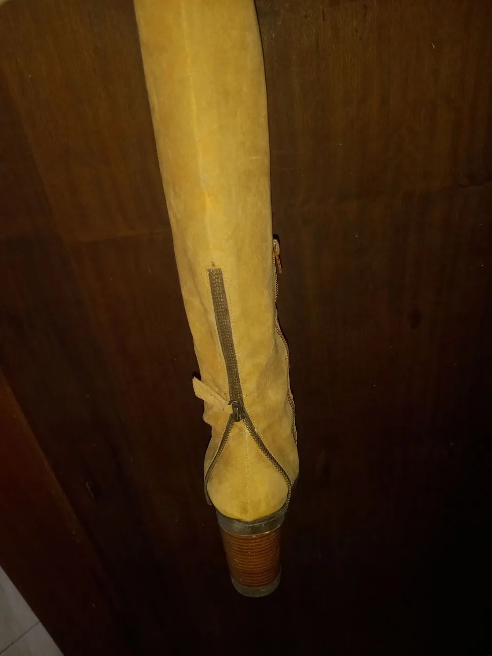 Bota Cano Alto Camurça caramelo  - Foto 4