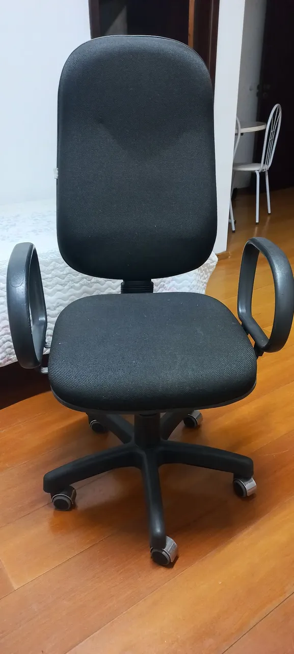 Cadeira de escritório preta com rodinhas