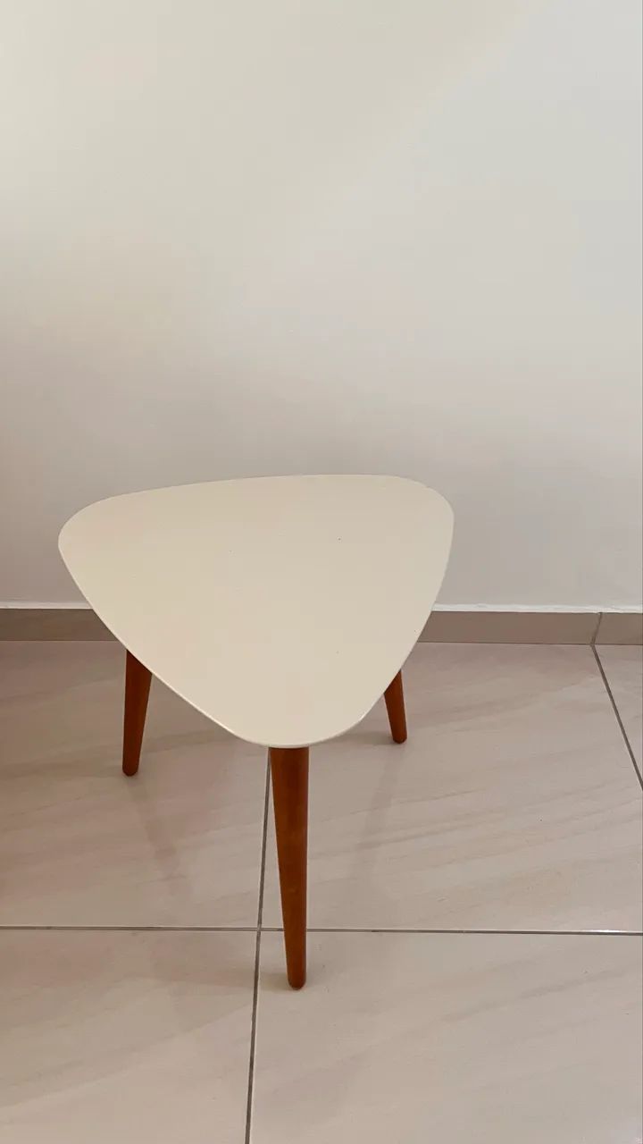 Mesa de canto bege pés palitos 170reais