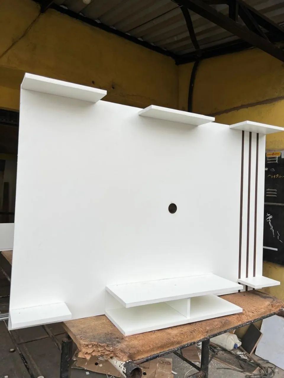 Painel para TV branco com 3 prateleiras