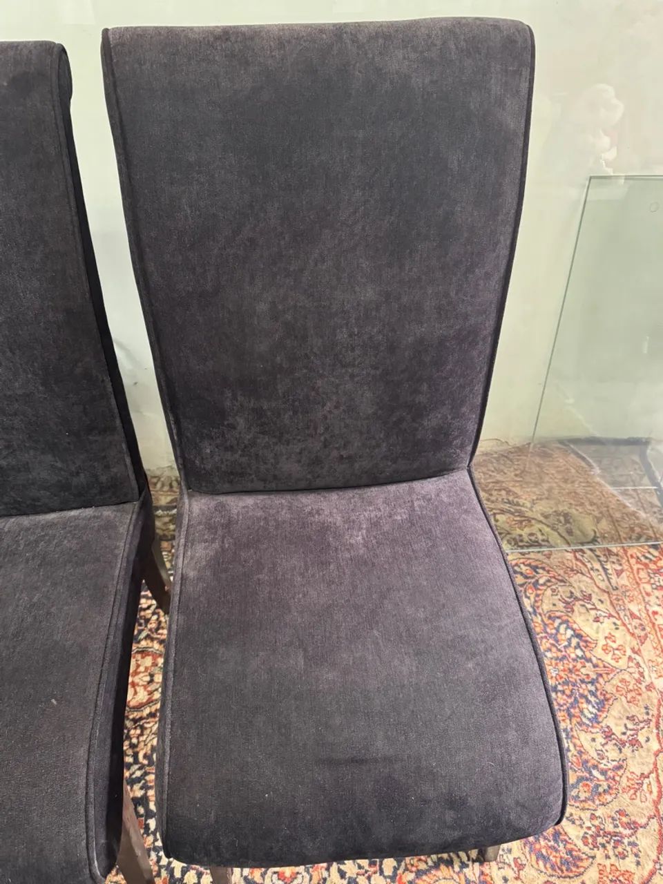 2 Cadeiras de Jantar Estofadas pretas de veludo em ótimo estado - Foto 2