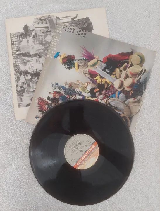 Lote LP Disco de Vinil Elton John - Ice on Fire + Reg Strikes Back - Foto 2