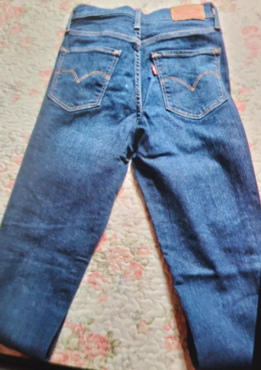 Calça jeans feminina - Levis - Foto 4