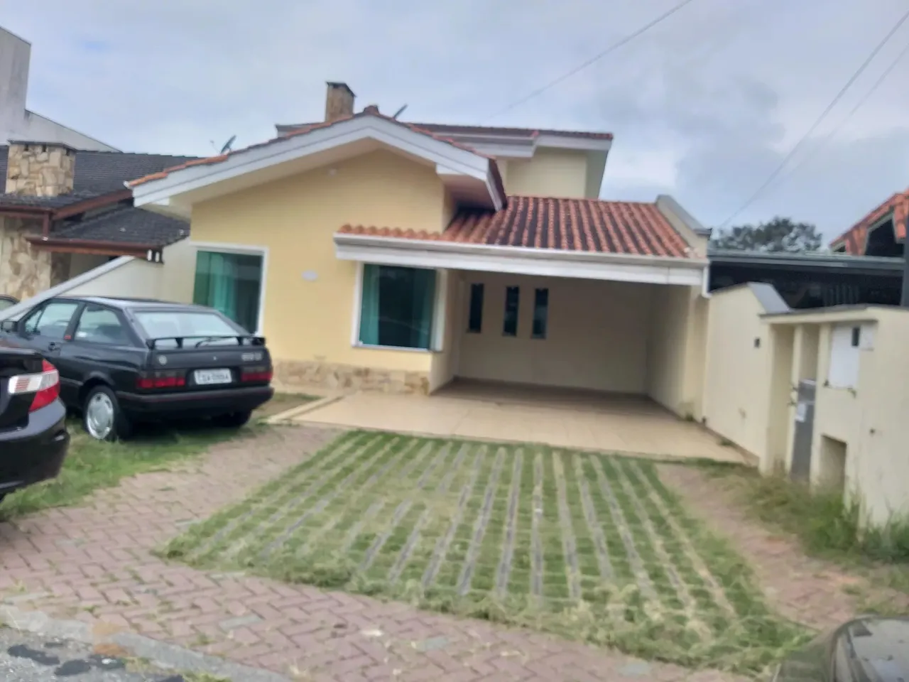 Sobrado para aluguel possui 260 metros quadrados com 3 quartos em Aruã - Mogi das Cruzes -