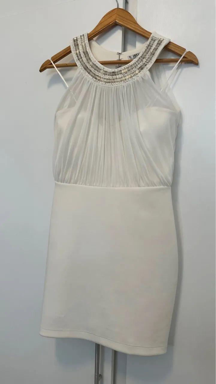Vestido branco com detalhes em pedrarias - Foto 2