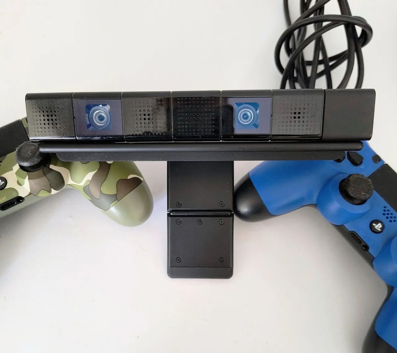 PLAYSTATION 4 + 3 CONTROLLERS + CHARGING STATION64717108101891123