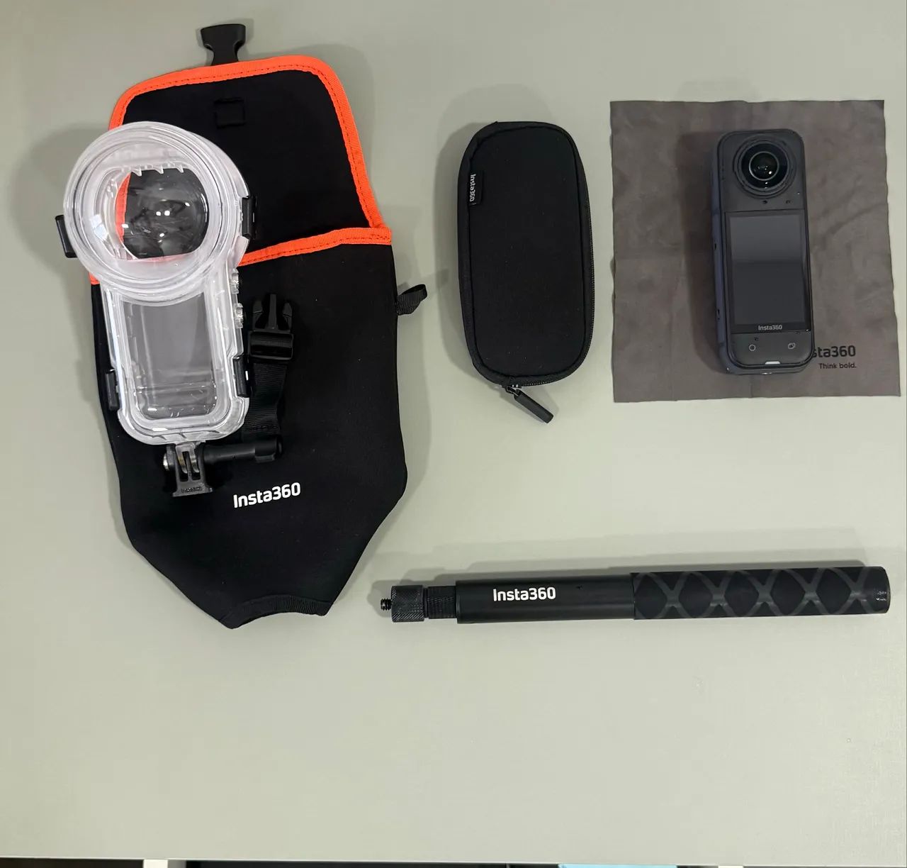insta360 x5 com case de mergulho