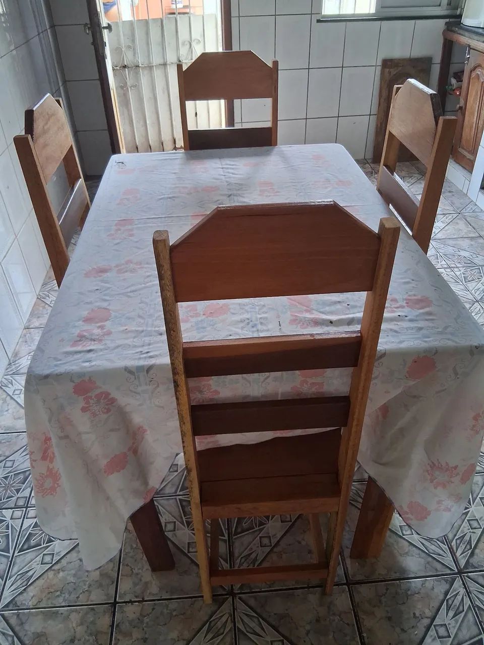 Mesa com 4 cadeiras 