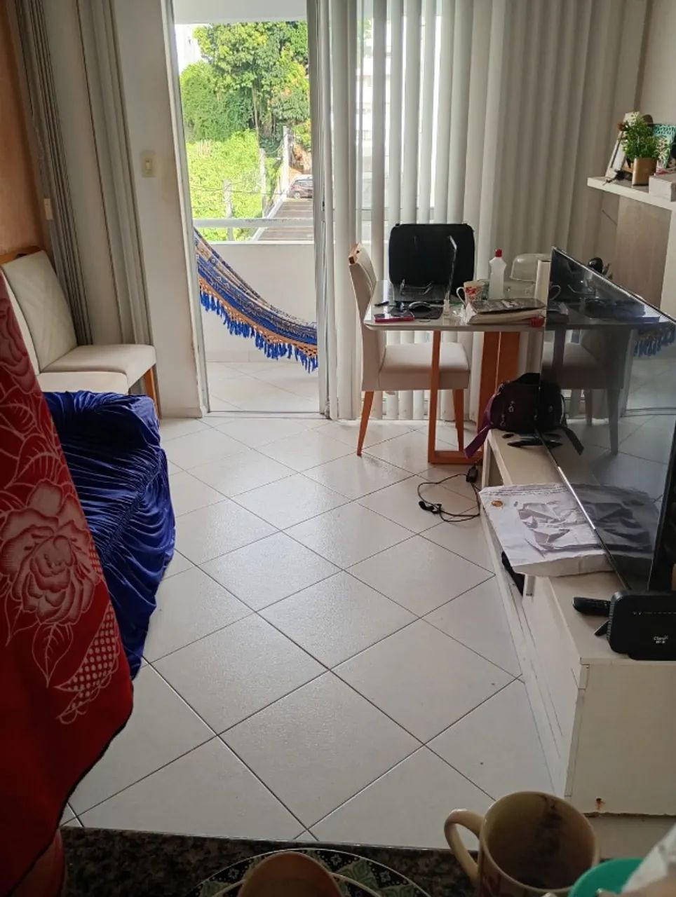 Aluguel de 2/4 sala; com 2 banheiros, sendo 1 social; varanda, área de serviço em C. Brota