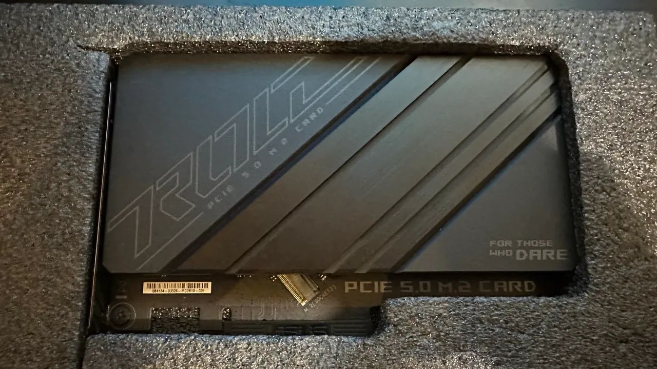 Placa de expansão para SSD PCIe 5.0 M.2 com dissipador ASUS