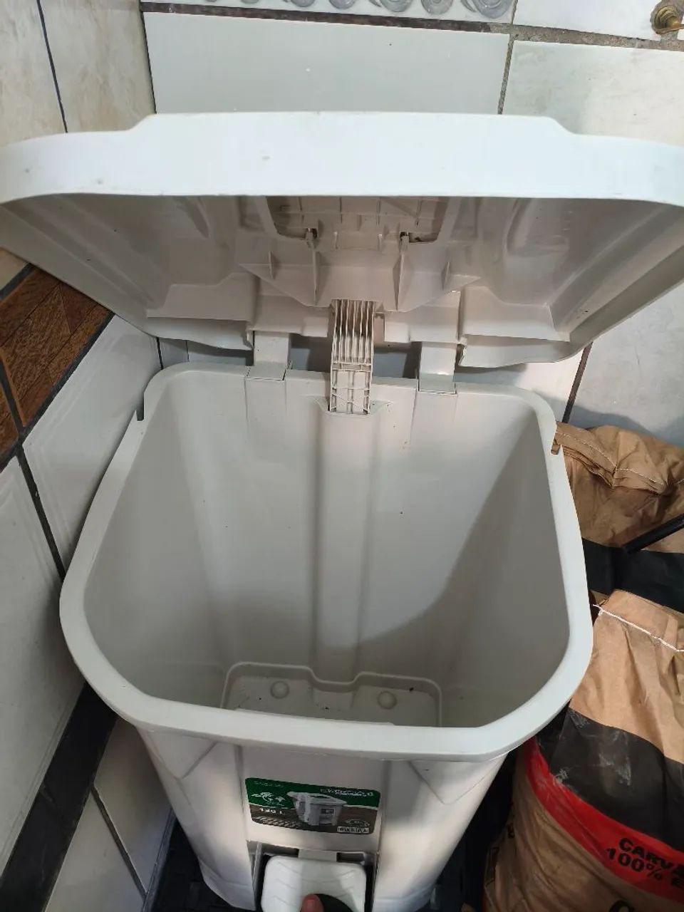 VENDO LIXEIRA 120L PARA SAIR RÁPIDO!! - Foto 3