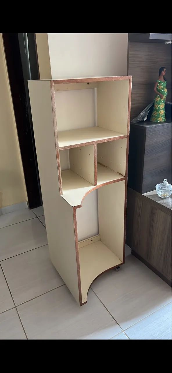 Armário Multiuso com Nichos e Rodízios 