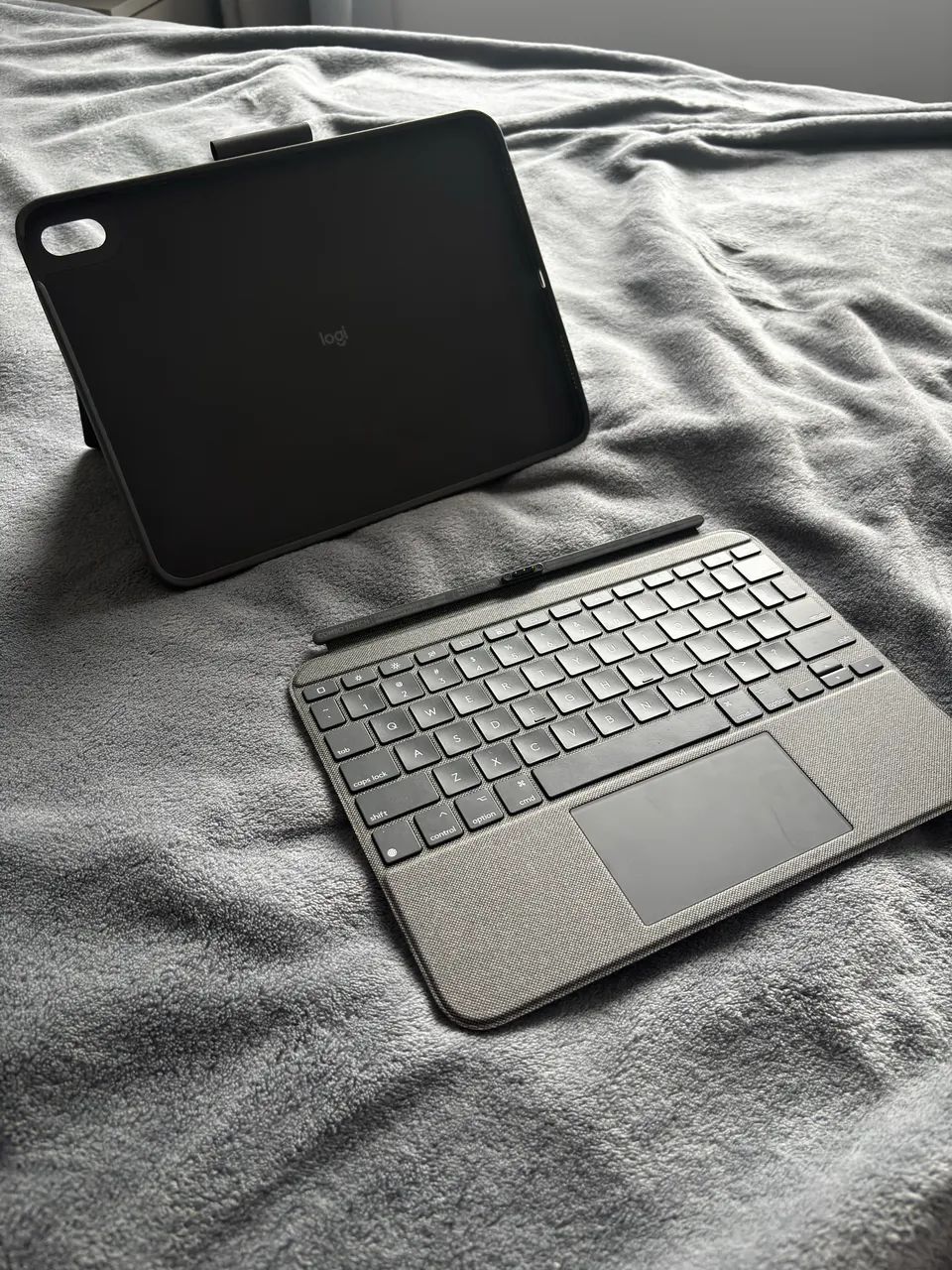 Capa teclado logitech - combo touch - para iPad 10ª geração  - Foto 4