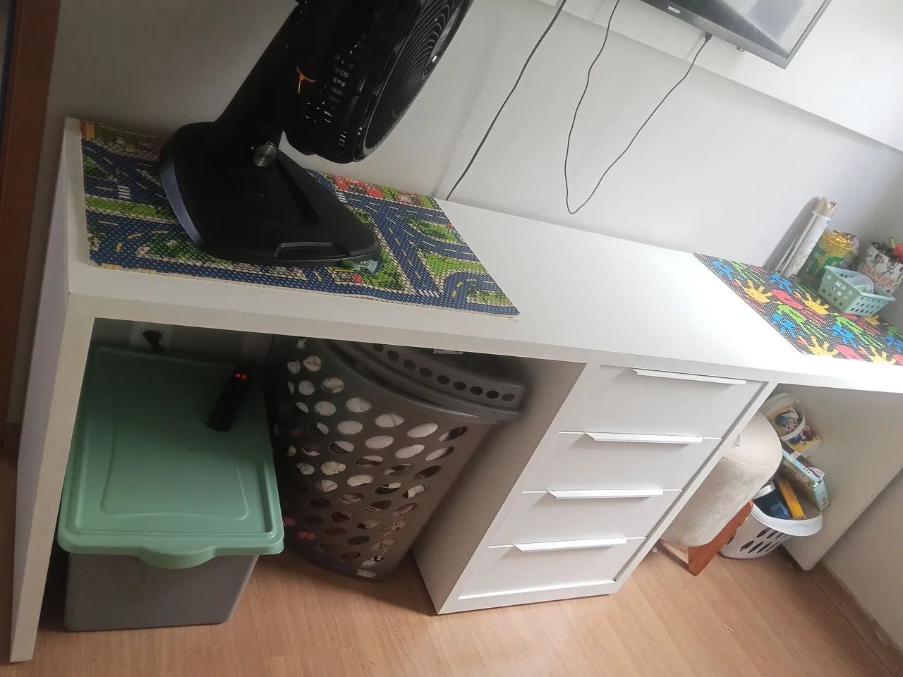 Escrivaninha branca com 4 gavetas  - Foto 2