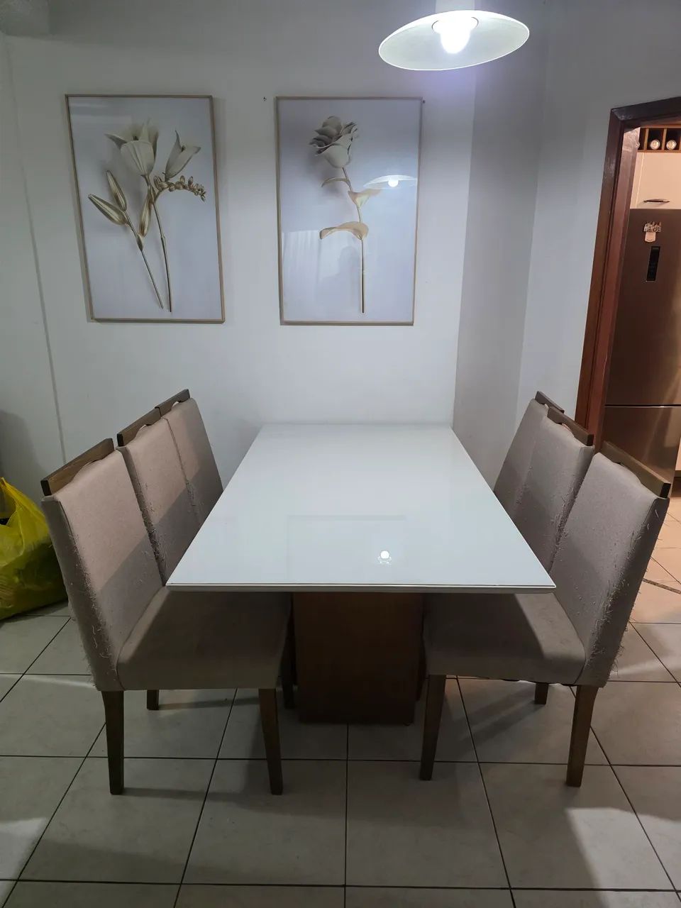 Vendo mesa de jantar com 06 cadeiras.
