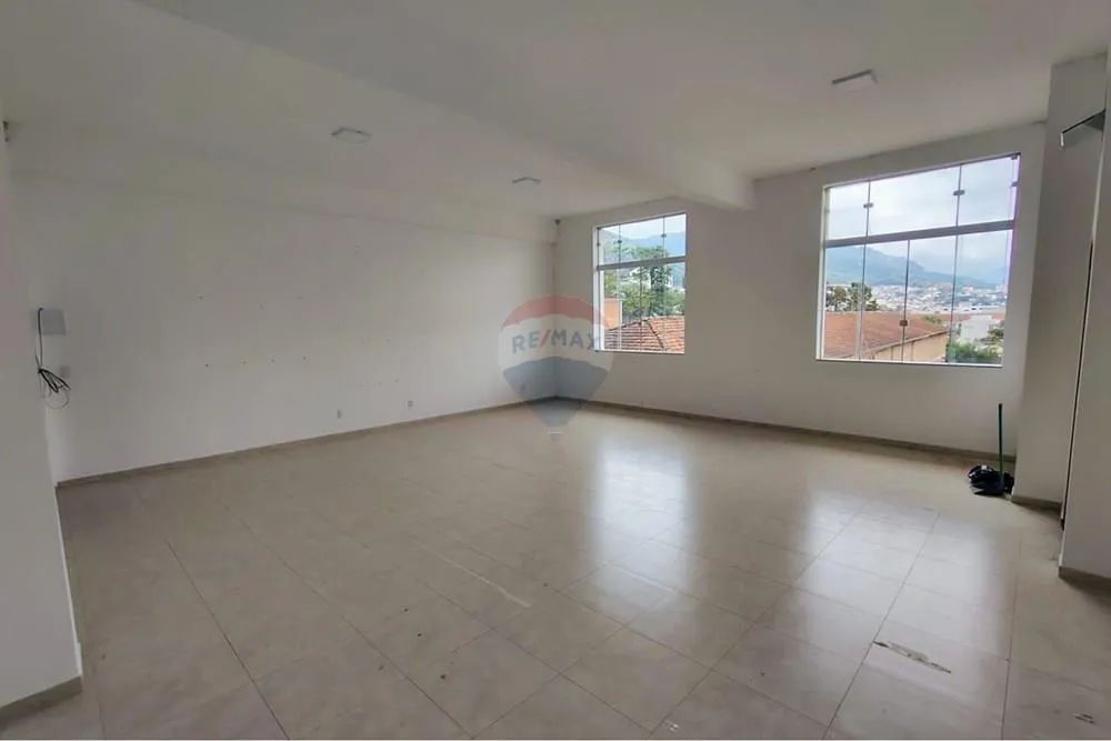 Sala comercial arejada para locação nova - 64,63 m² no Centro - Foto 2