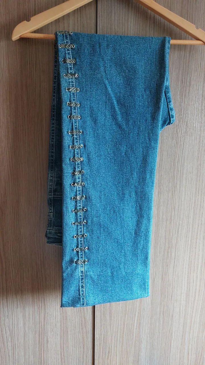 Calça feminina jeans com detalhes em couro - Foto 2