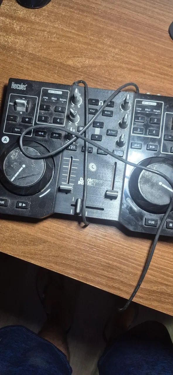 Controladora DJ Hércules DJControl Instinct