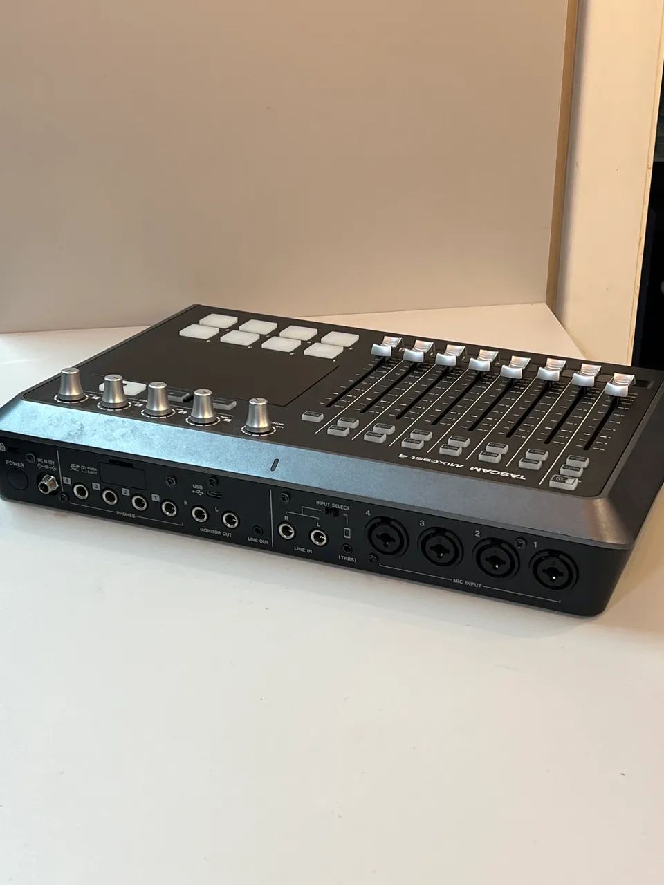 Mesa para podcast TASCAM MISCAST 4 - Foto 2