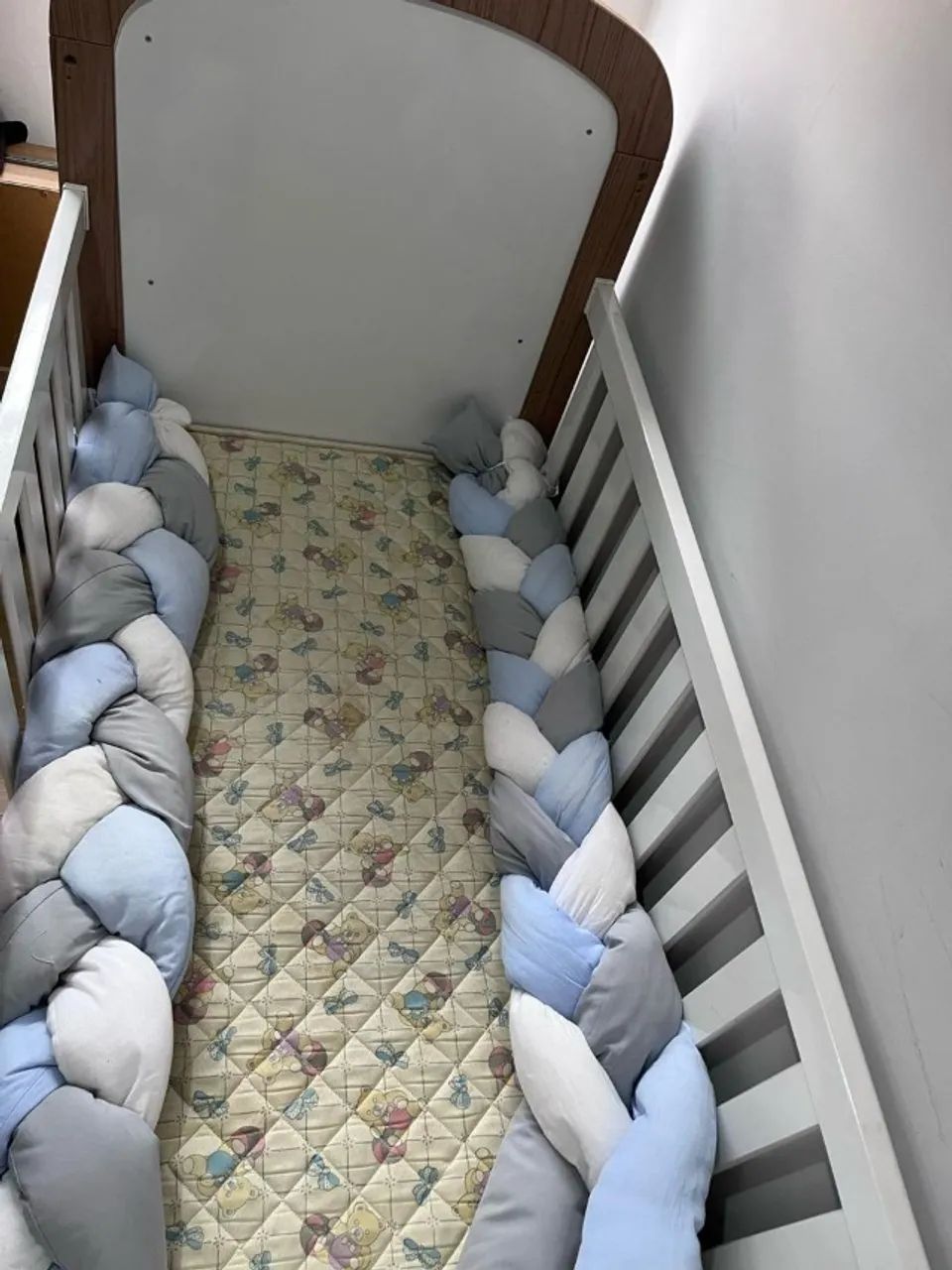 Berço estofado com rodinhas  - Foto 2
