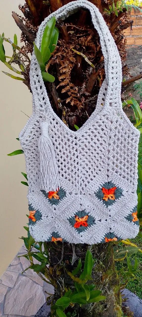 Bolsa de ombro feita em crochê nas cores laranja, verde, caqui nas medidas de 0,35 x 0,28