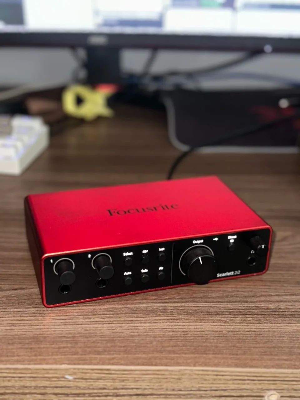 Interface de áudio Focusrite Scarlett 2i2 4ºGen + 2 Cabos p10 - Foto 2