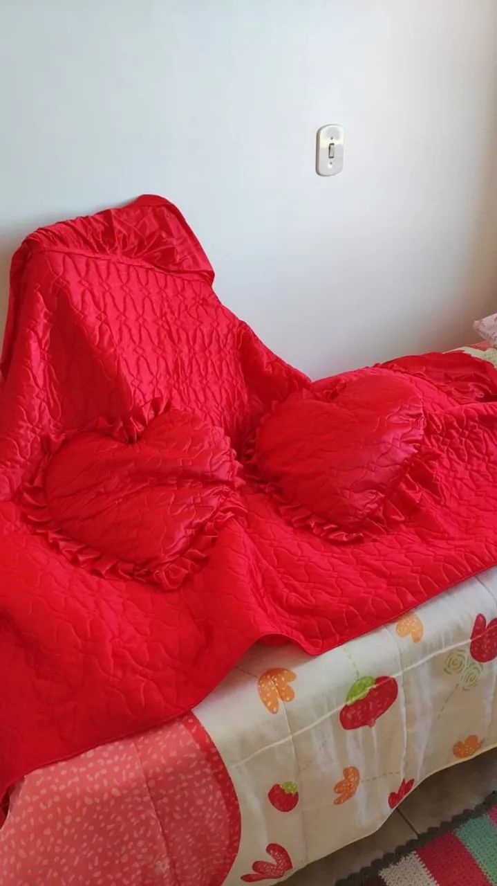 Colcha casal  de Cetim com duas almofadas de coração