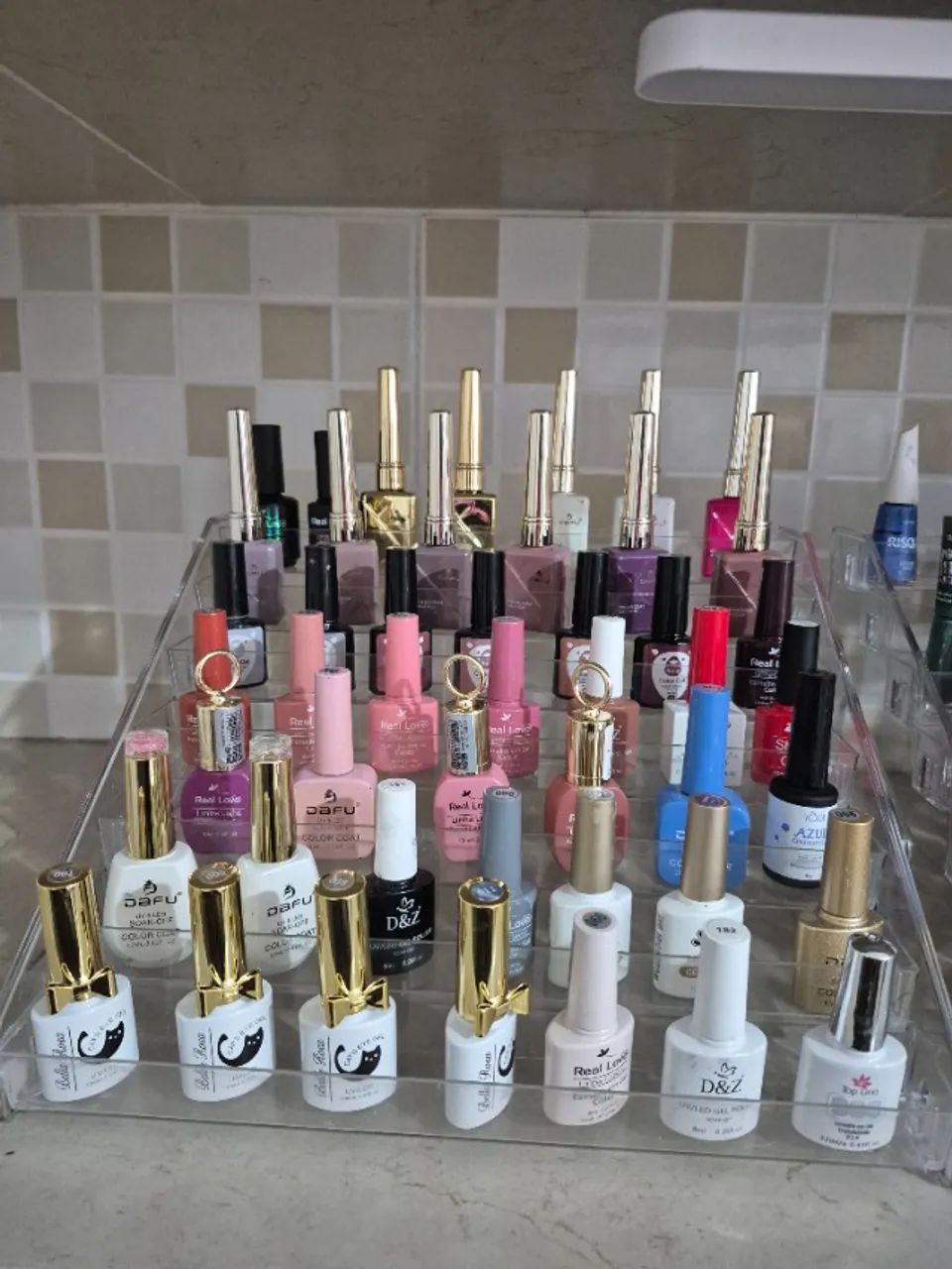 Expositor de esmaltes, em acrílico, sete andares.