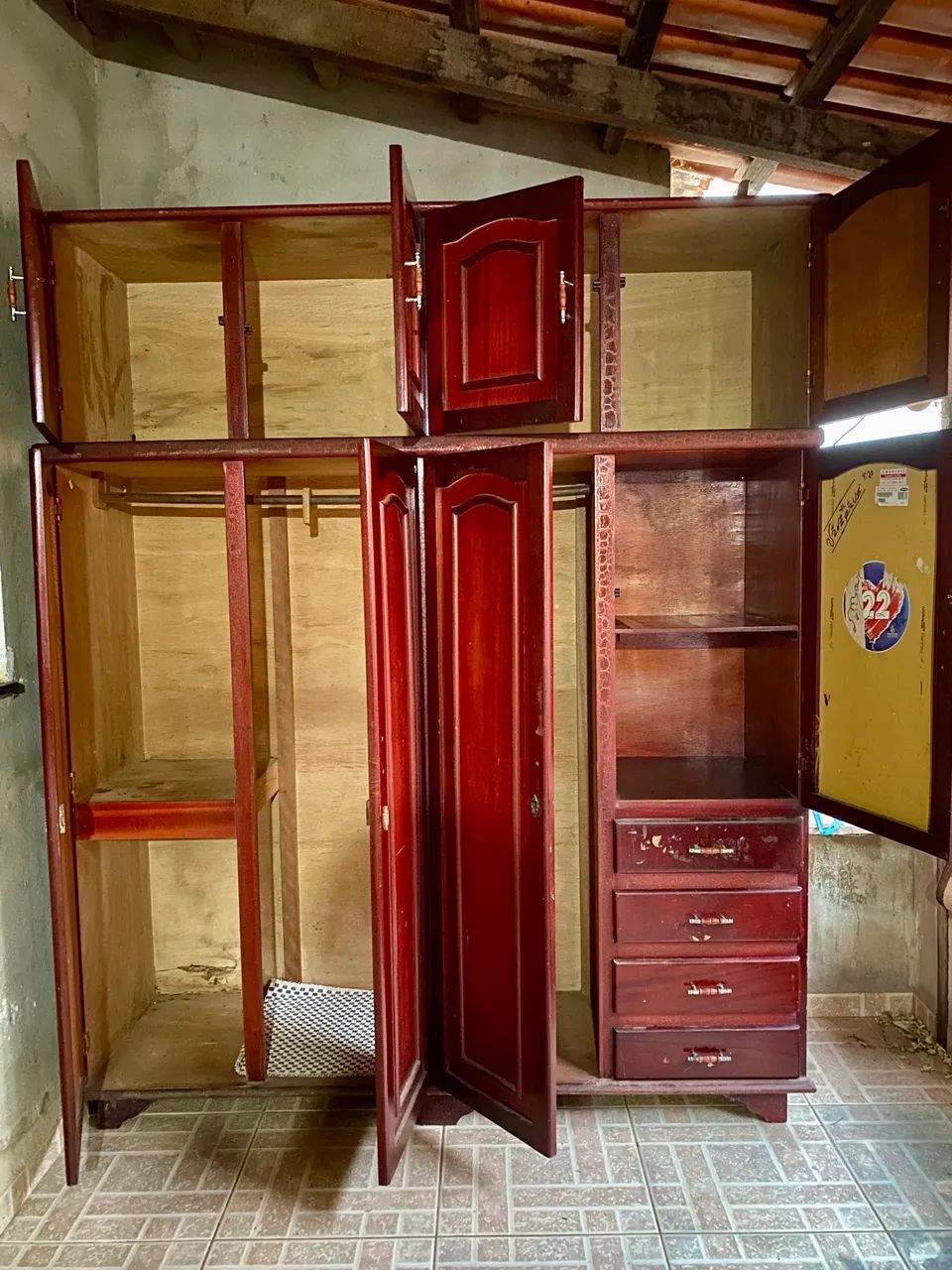 Guarda-roupa de madeira com maleiro - Foto 2