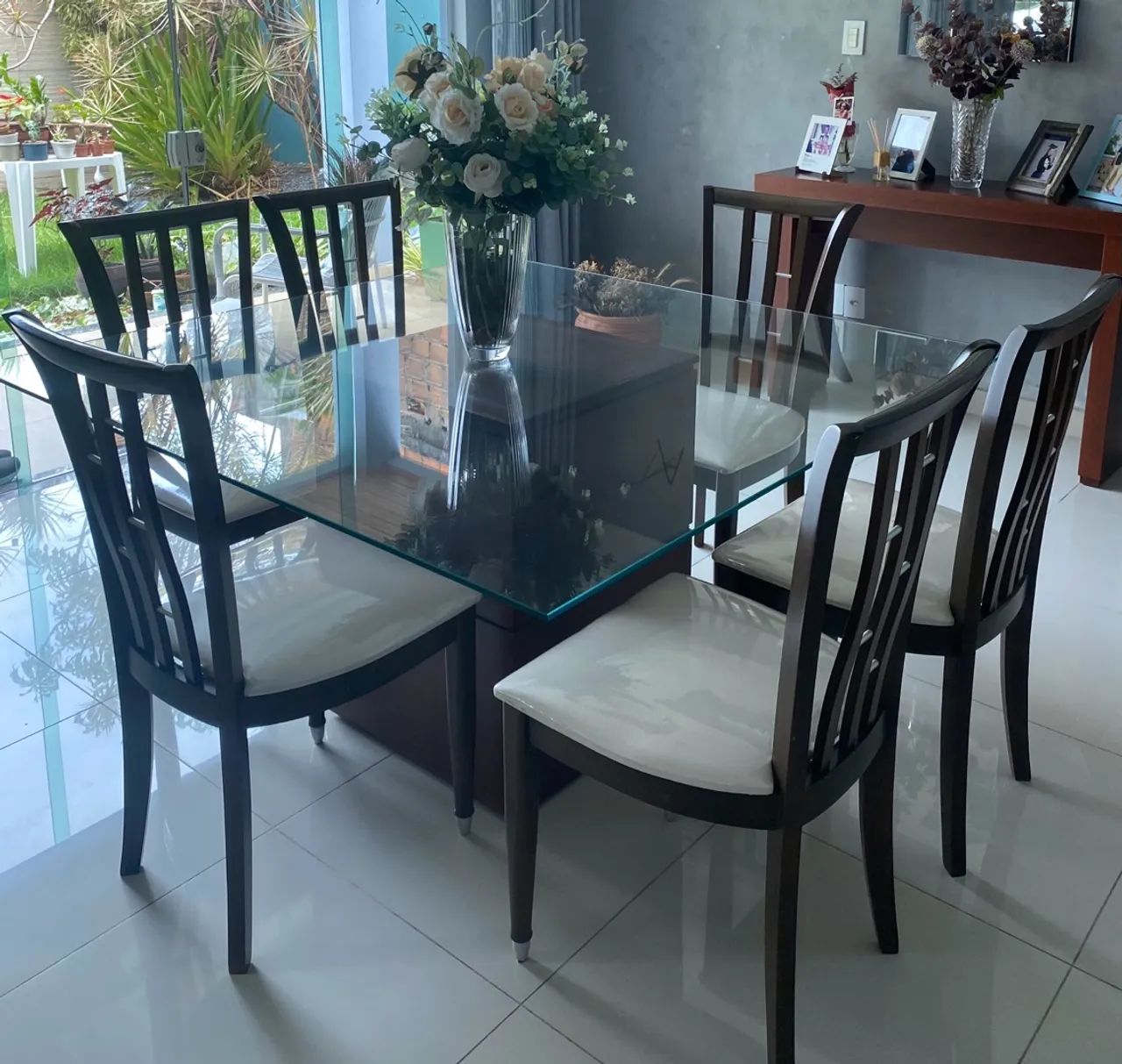 Mesa de vidro e cadeiras de madeira - Foto 2